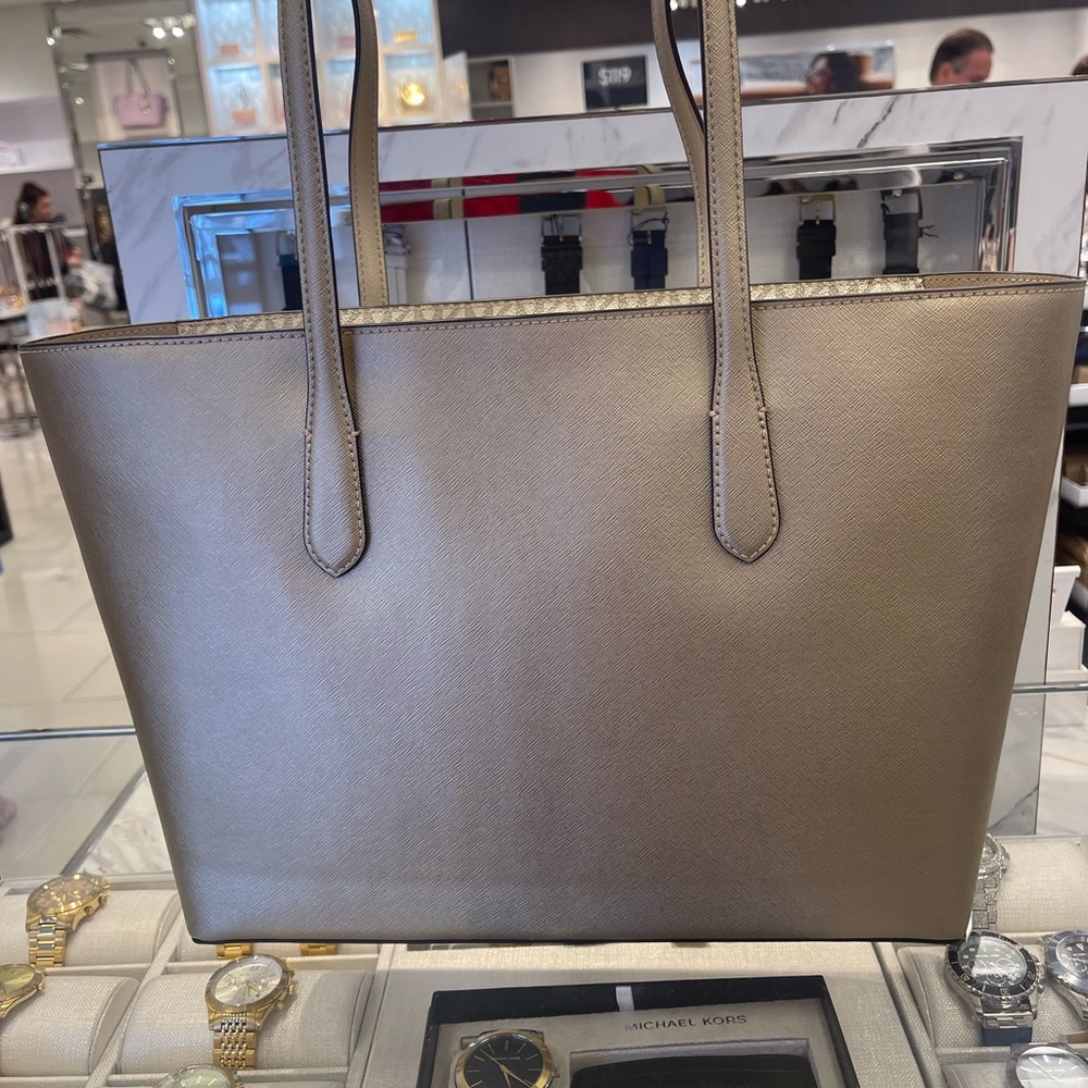 MICHAEL KORS Arden Large Metallic Top-Zip Shoulder Tote Bag
Pale Gold 
NWT - Picture 11 of 16